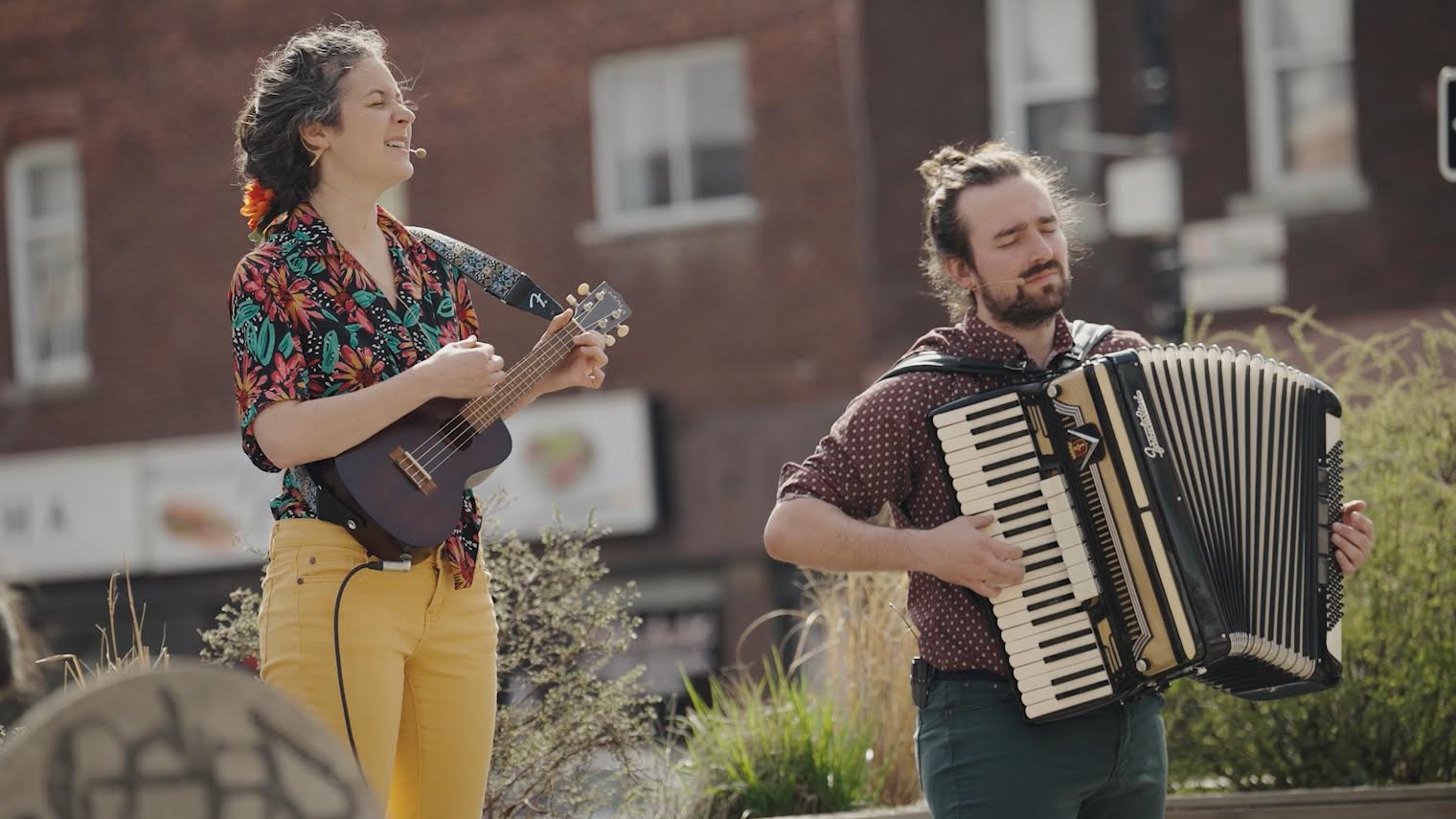 Bénédicte Bérubé et Alex McNally-Gagnon en performance extérieure pour Chanson à Vélo